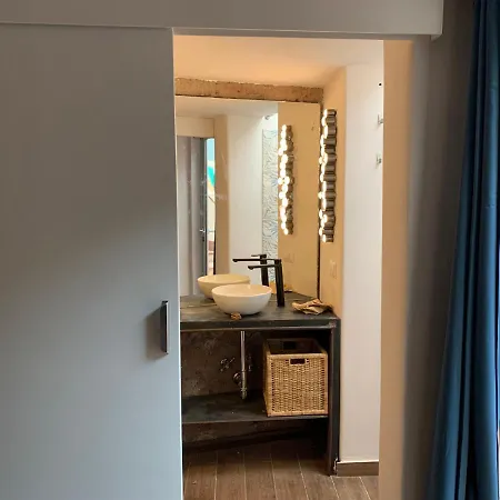 Rising Sun - With Private Bathrooms Homestay *