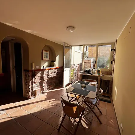 Rising Sun - With Private Bathrooms Homestay Catania