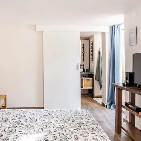 홈스테이 Rising Sun - With Private Bathrooms 카타니아